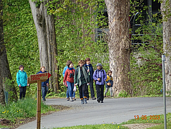 Gruppe unternimmt Vogelstimmenwanderung