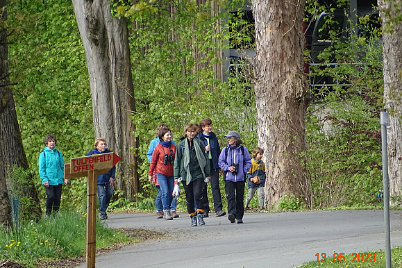 Gruppe unternimmt Vogelstimmenwanderung