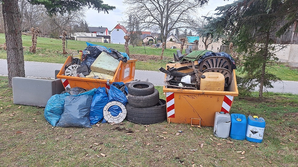 gesammelter Müll in Containern