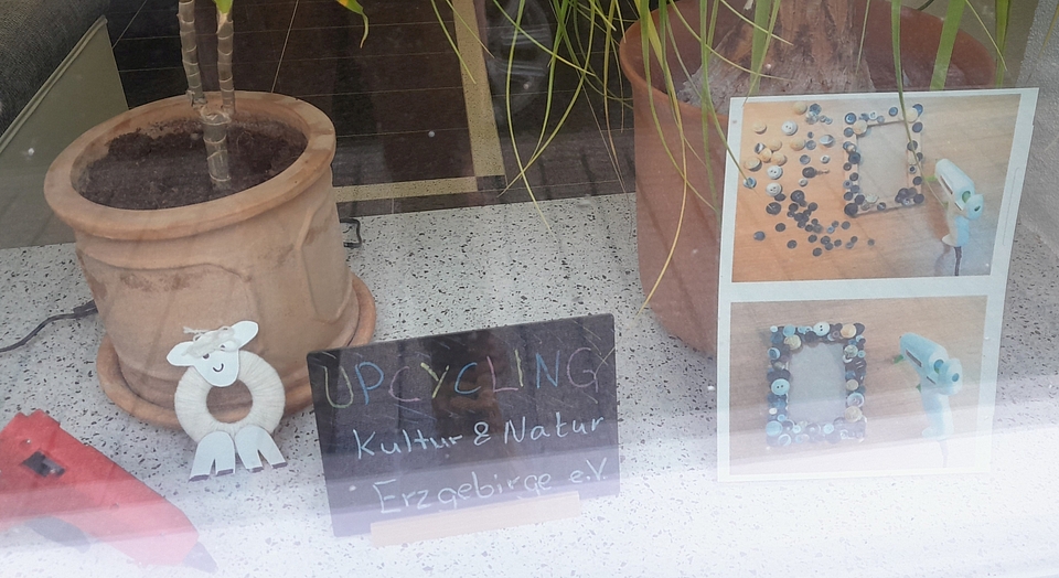 Upcycling-Kunst-Schaufenster