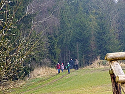 Gruppe unternimmt Vogelstimmenwanderung